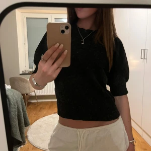 Svart tröja från Vero Moda - Säljer en snygg svart tröja från Vero Moda i storlek XS. Tröjan har puffiga ärmar och en bekväm passform. Perfekt för både vardag och fest! 🖤