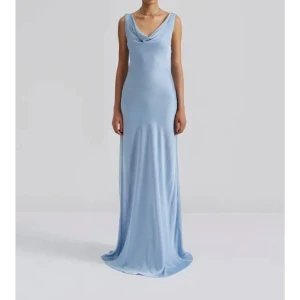 balklänning bymalina - säljer en ljusblå bymalina klänning, använd en gång. den är uppsydd eftersom den var väldigt lång, den är uppsydd efter någon som är 163+6cm klack