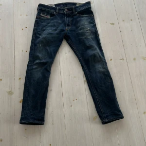 Mörkblå jeans från Diesel - Säljer ett par mörkblå jeans från Diesel i bra skick. De har en klassisk femficksdesign och en snygg tvättad look. Perfekta för både vardag och fest! Passar bra med en t-shirt eller en snygg skjorta. Passar dig som är runt 170-175! Hör av dig om du är intresserad!