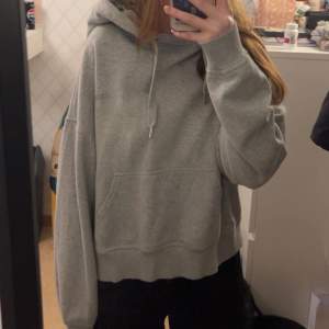 Säljer en supermysig grå hoodie från Carin Wester i storlek S. Den har en klassisk design med en stor ficka fram och justerbar huva. Perfekt för chill dagar eller när du bara vill vara bekväm. Den är i bra skick och redo för en ny ägare! 🩶köparen står för frakten!💕