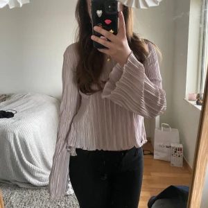 Topp/blus med öppen rygg - Rosa aktig blus/topp med öppen rygg (med rosetter) i storlek S. Knappt använd så i gott skick✨