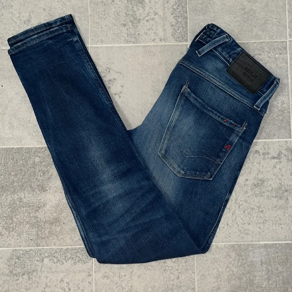 Säljer ett par snygga blå jeans från Replay i bra skick. De har en mörk tvätt med lätt slitna detaljer. Perfekta såväl sommar slm vinter. Kan gå ner i pris vid snabb affär. Jeans & Byxor.