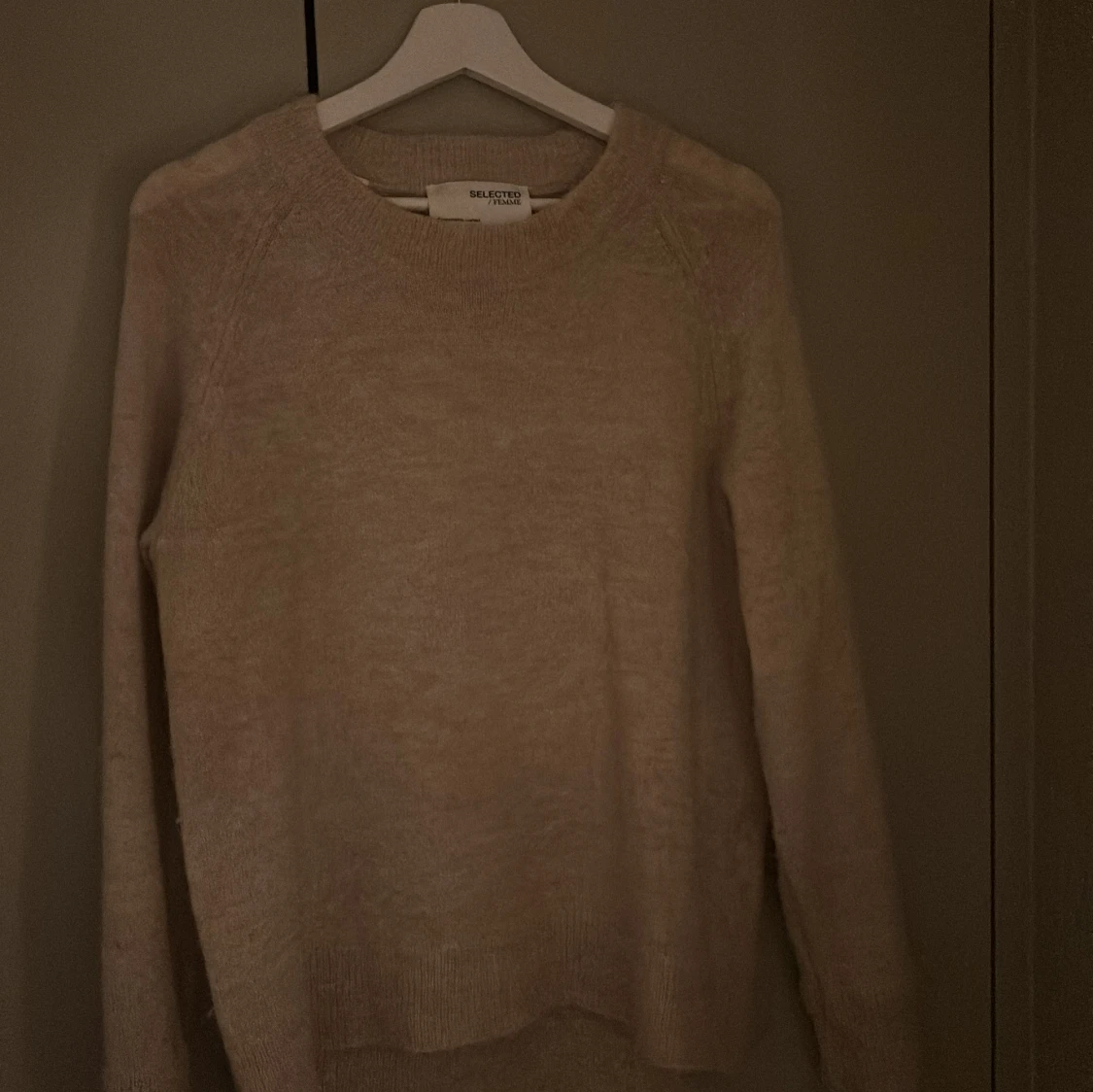 Beige stickad tröja från Selected Femme