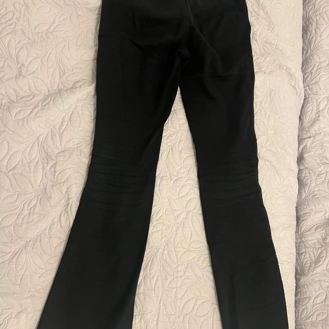 Svarta bootcut byxor från H&M - 91