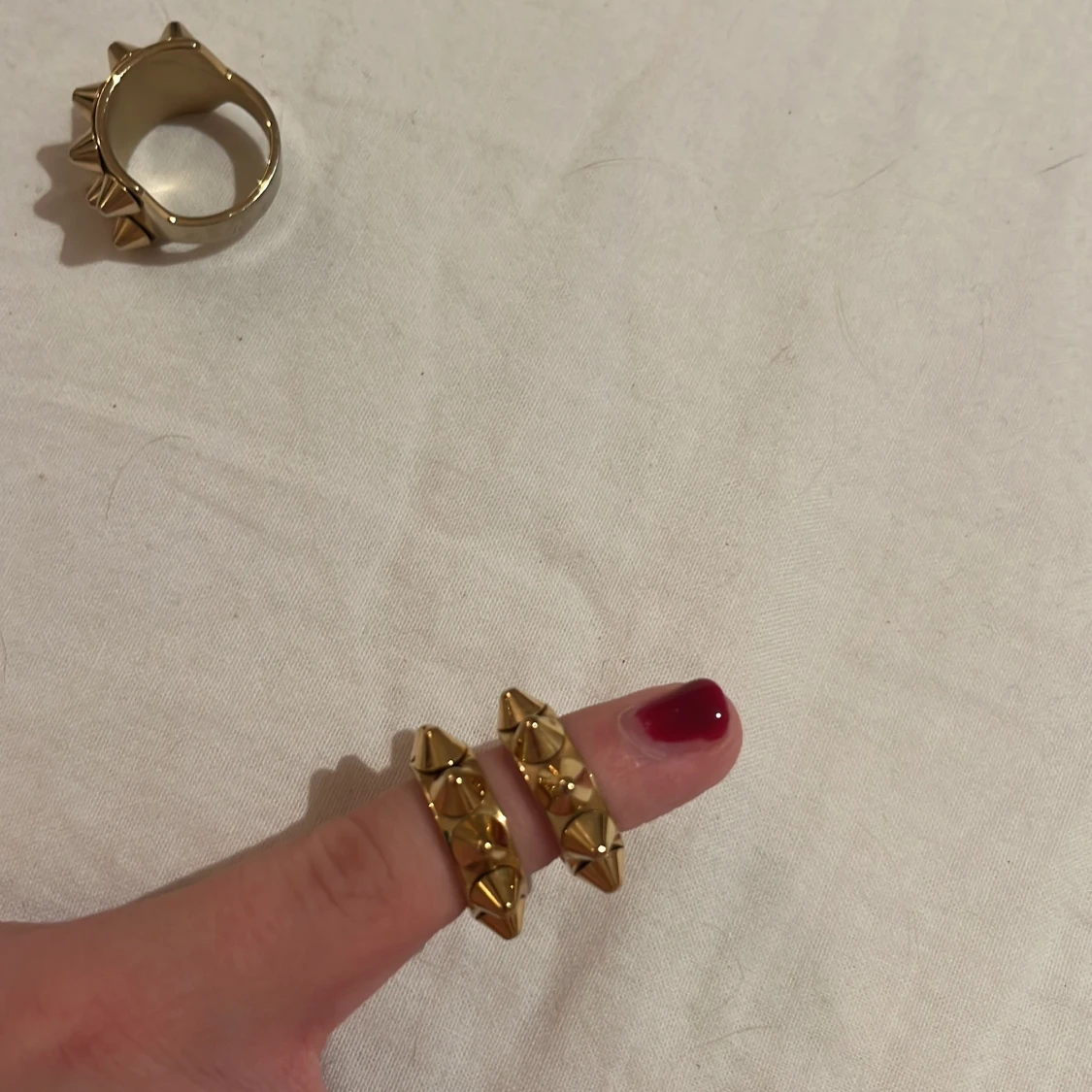 Guldiga örhängen och ring med nitar - 90