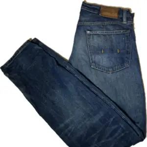 Mörkblåa Polo Ralph Lauren Jeans i storlek 31/32     Modellen är 183  skick:9/10 inga större synligheter på användning förutom pyttesmå slitningar.      Pris kan diskuteras.   Skriv om frågor