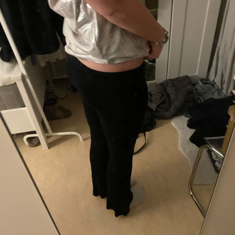 Super mysiga mjukisbyxor i svart med bootcut. Knappt använda och helt som nya. Farkut & Housut.
