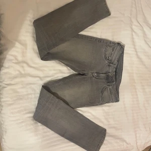 Grå jeans i bra skick - Ljusgråa lågmidjade jeans! Bra skick, snygga, säljer eftersom jag helt enkelt inte använder dom. Köparen står för frakt💗