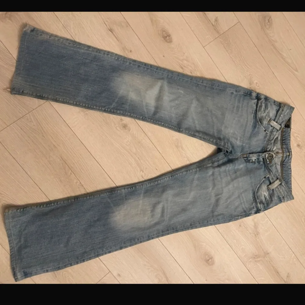 Supersnygga lågmidjad jeans, köpta här på plick men har inte använts av mig💞 Midjemåttet- 39  Innerbenslängden 80 Pris går att diskutera . Jeans & Byxor.