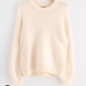  Stickad tröja Mohair - Säljer nu min slutsålda stickade tröja från Lindex i Mohairull! Från deras Premium collection, väldigt tjockt och varmt material. Nypris 900 men som sagt slutsåld! Tröjan är endast använd några gånger och i nyskick.