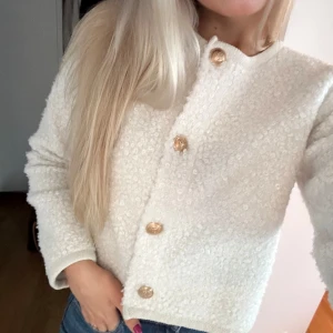 Vit/krämvit kofta från Gina - Säljer en superfin vit kofta med guldknappar. Perfekt för höst och vår! Jackan har en normal passform och långa ärmar, storlek S men passar XS också. Den är i mycket bra skick och passar perfekt till både jeans och kjol🤍🤎