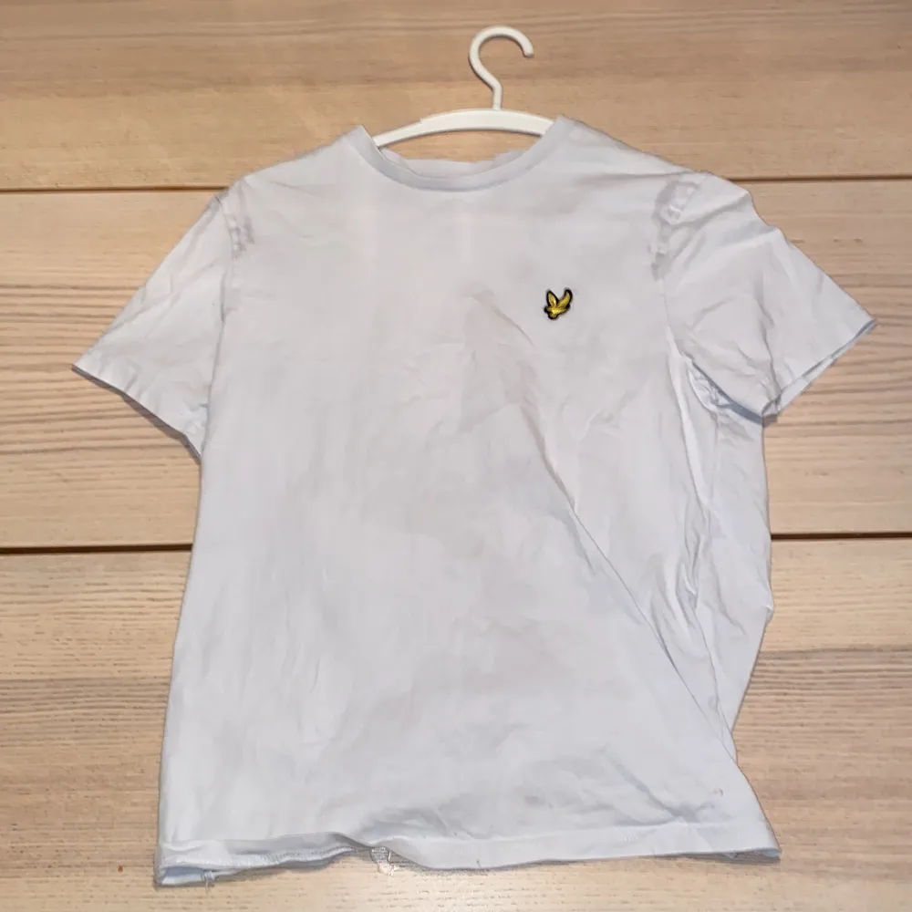 Säljer en vit t-shirt från Lyle & Scott i bra skick. Storlek S.. T-shirts.