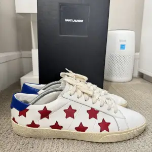 As feta Saint Laurent Sl/06!  Skorna är i jättefint skick, använd fåtal ggr. Size 43 Eu, passar även 43,5. Box tillkommer. Dessa hittar du garanterat ingen annan stans! Kan mötas i TC eller Så fraktar jag inom 1-2 dagar! Känn dig fri att skriva till mig vid lilla minsta fråga! Pris ej hugget i sten!  OBS SKRIV TILL MIG INNAN KÖP 💯//// L