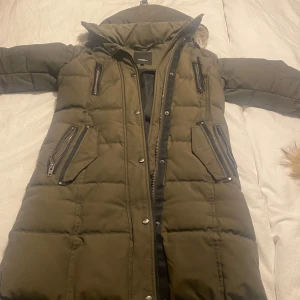 Rock and blue dam jacka  - Äkta rock and blue dam jacka i bra skick . Varm gosig o fin modell i storlek 34. Äkta päls finns och skickas med i köpet om man vill ha det . 