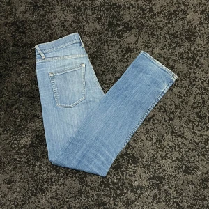 Acne Jeans - Säljer nu ett par tvärfeta Acne Studios Jeans i storlek 29/32. Jeansen har några feta slitningar men inga hål. Jeansen sitter slim/straight som man kan se på bilderna. Skick 8/10. Nypris ligger på 2500 men dem finns inte att köpa nya längre. Mitt pris 499. Kom gärna med frågor och priset är inte hugget i sten!☺️
