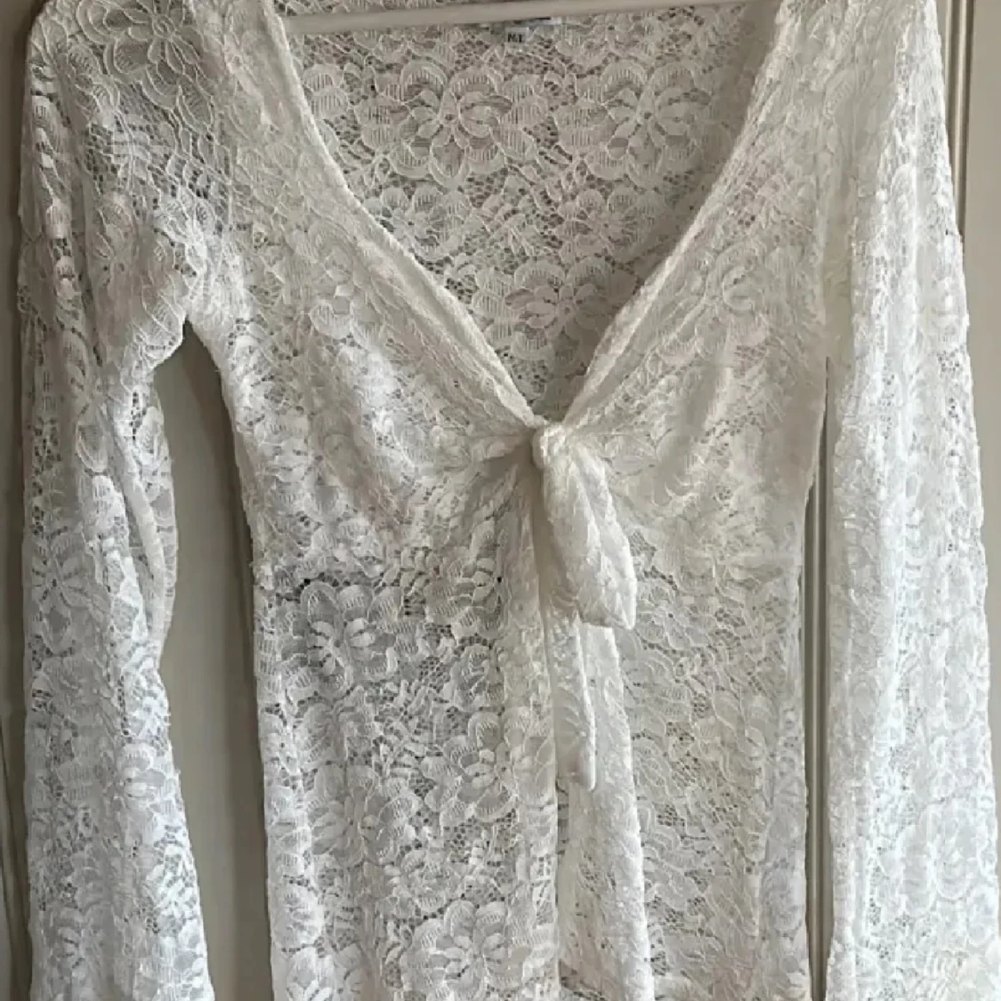 Vit spetsblus med knyt