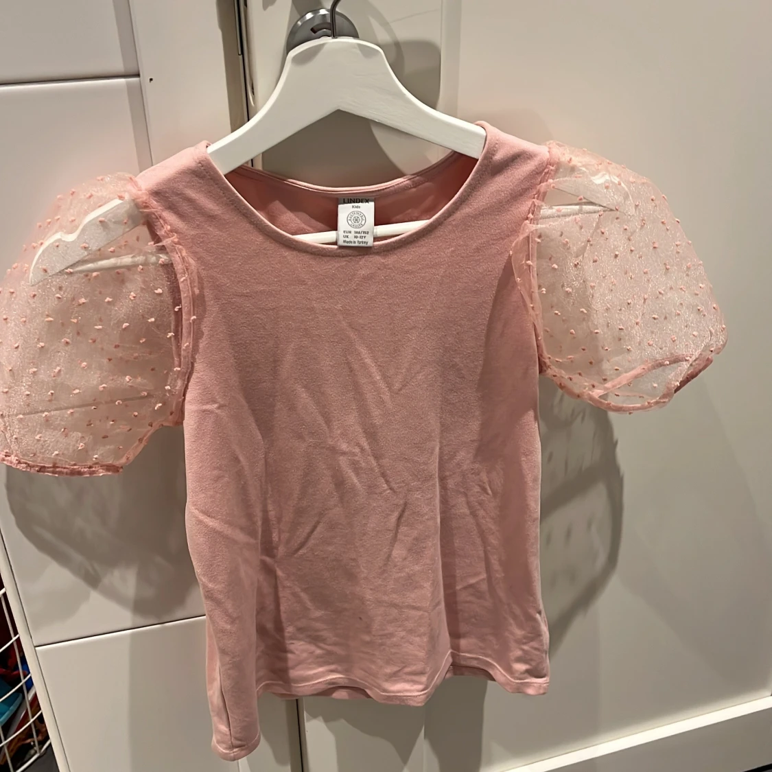 Rosa topp med puffärmar från Lindex - 91