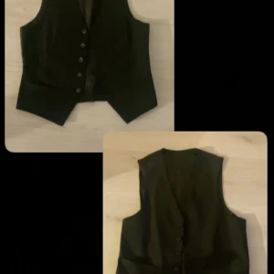 Svarta västar med knappar - Snygga svarta västar i bra skick med knappar framtill. Ena västen har ett bälte snyggt bälte bak. Perfekt för en dag hemma, fest eller student! 75kr st!