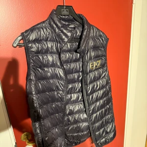 Svart väst från EA7 - Svart väst från EA7 i  bra skick. 