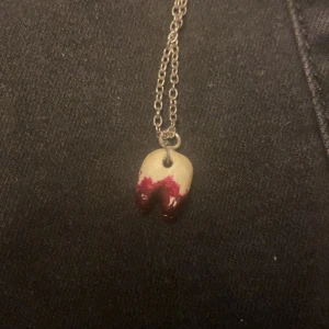 Unikt halsband med tandhänge - Säljer ett coolt halsband med en unik tandformad berlock som jag själv har gjort. Kedjan är i silverfärgad metall och passar perfekt för dig som vill ha något annorlunda. Perfekt accessoar för en alternativ stil eller till Halloween! Hör av dig vid intresse, priset går att diskutera:)