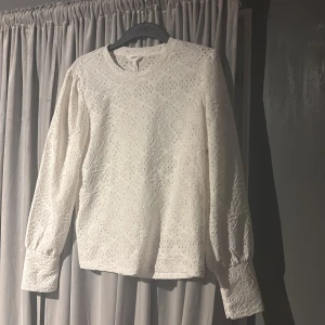 Vit spetsblus från Object - Säljer en superfin vit spetsblus från Object i storlek L då den inte passar mig! Endast använd en gång. Köpte för 500, pris kan diskuteras privat