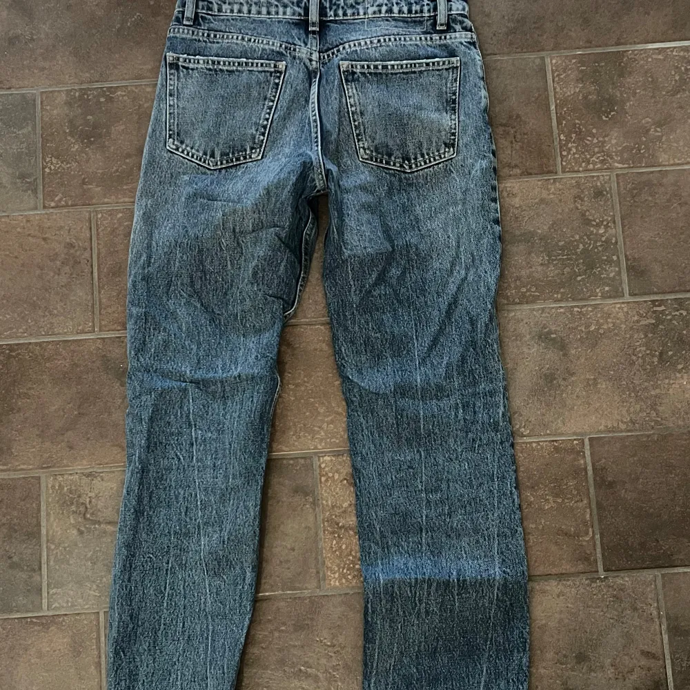 Säljer ett par klassiska blå jeans i bra skick. De har en mellan midja och knappar framtill. Perfekta för vardagsbruk och passar till det mesta. Sköna och stilrena! Säljer pga för små i midjan för mig . Jeans & Byxor.