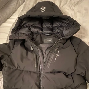 Sail Racing Patrol Down - Vill sälja min sail racing jacka då den är för stor på mig helt ny skick inga hål smuts eller nått på den nypris 4500 mitt pris 2000 kan skicka mer bilder om ni vill jackan är väldigt varm.