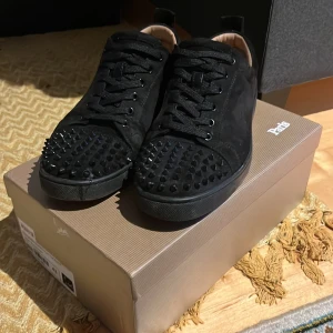 Svarta louboutins med spikar - Säljer nu mina svarta loubs med spikar, dom är riktiga och är undefär 5-6 månader gamla, priset kan diskuteras, överigt är de inte några problem med skon förutom att dom måste rengöras vilket jag löser innan jag skickar ut dom, kontakta mig vid frågor och mer bilder. Kommer med Orginallådan men ej kvitto och de därför dom släpps för ett lägre pris.