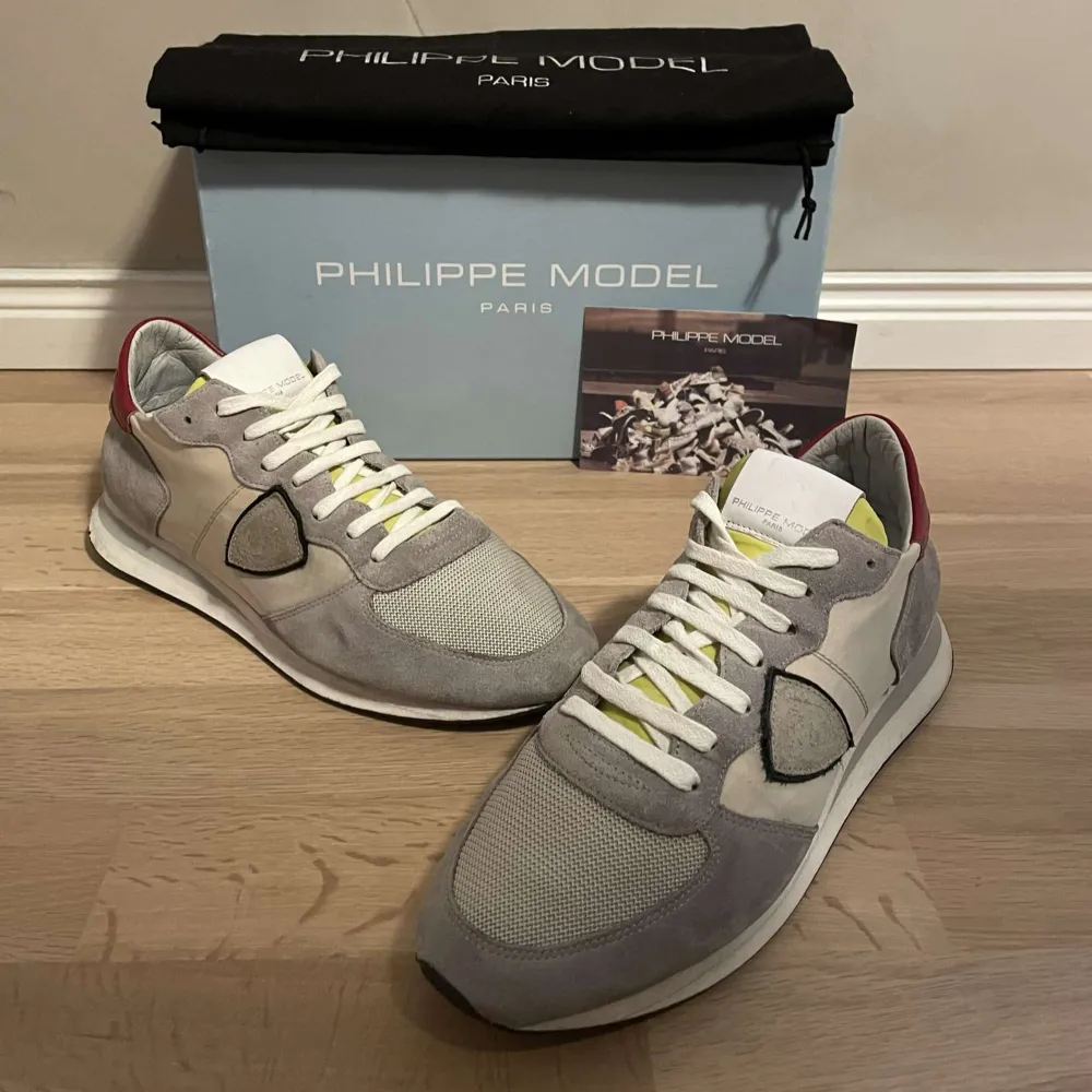 Philippe Model trainers || fint skick 7,5/10 || stl 42 fits 41 || nypris 2700kr || tillbehör:skor, box och kort || Skon har en ganska hög sula,o en liten grön fläck på sidan av skon och är något sne bakifrån,  men ingen som märks av vid användning || skriv till oss vid funderingar eller för mer info📩|| Pris kan diskuteras ||fraktar via PostNord och instabox🚚📦 Mvh LuxuryTrends!. Skor.