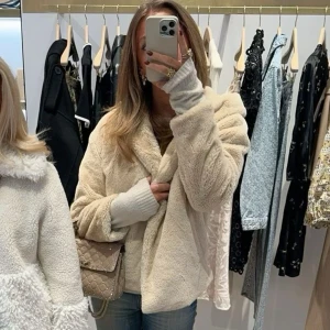 Pälsjacka - Supermysig pälsjacka perkfet nu till höst och vinter🍂 jättebra skick(se sista bilden)