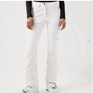 Vita skidbyxor med dragkedja - Säljer ett par vita skidbyxor i mycket bra skick. Byxorna har dragkedjor vid bensluten och praktiska fickor med dragkedja. Köpte dem förra året men dem dem passar inte mig 🤍 köpte dem för 1000 men är aldrig använda då dem är för stora för mig.