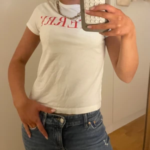 Vit t-shirt med tryck - Säljer en vit t-shirt med rött tryck framtill💖
