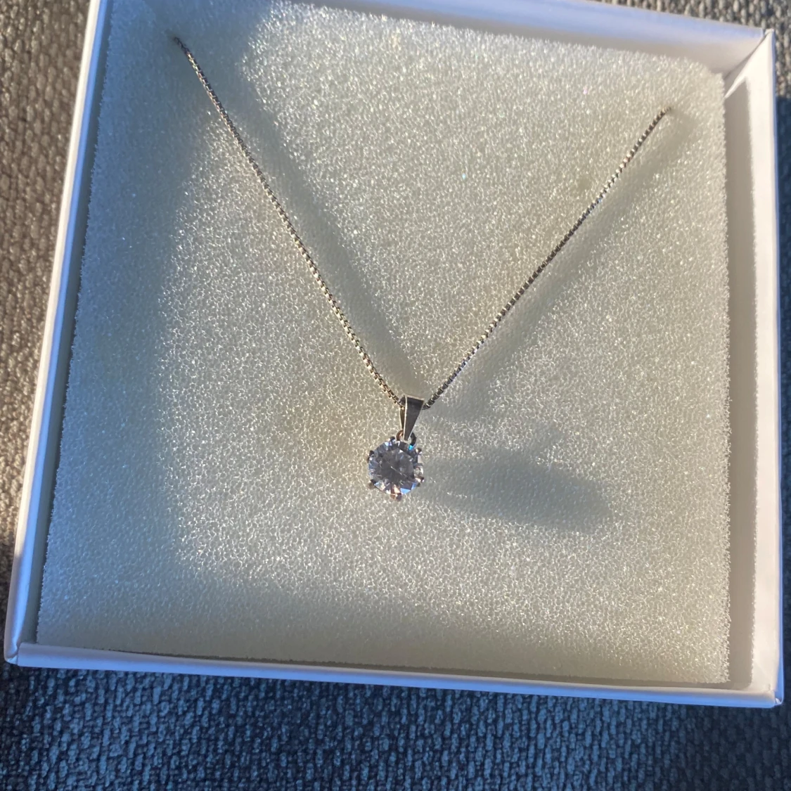 Silverhalsband med glittrig sten