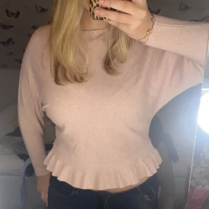 Rosa tröja Chica London - Säljer denna superfina ljusrosa finstickade tröja från Chica London! I jättefint skick. Hör gärna av dig vid funderingar💕💕