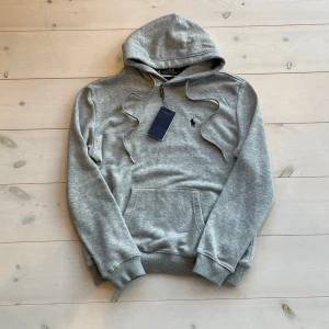 Polo Ralph Lauren Hoodie  - Riktigt fet aldrig använd med lapparna kvar Ralph Lauren grå hoodie. Den är inte äkta.❌Storlek M men passar bättre S. Öppen för rimliga prisförslag🤑Hör av dig vid frågor eller funderingar!🍻🍾🥂