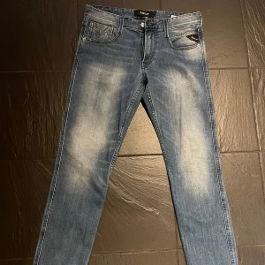 Blå jeans från Replay - Replay anbass i storlek 30/32. Riktigt fräscha och är helt nya🙌 hör av dig vid minsta fundering