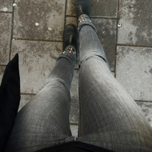 Jeans med nitar  - Jättesnygga Jeans med nitar och stenar nerpå byxbenen. Som nya. Medelhög midja.  Midja: 74cm. Innerbenssöm: 83cm