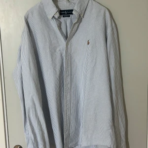 Randig skjorta från Ralph Lauren - Säljer en fet polo skjorta skick 9/10 knappast använd. Köpt i butik för 1500kr. Pris kan diskuteras. 🤝