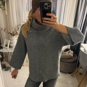 Grå stickad tröja med polokrage - Mysig grå stickad tröja med polokrage och trekvartsärmar. Perfekt för kyliga höst- och vinterdagar. Tröjan har en loose passform som gör den superbekväm att bära. Passar både till vardags och mysiga hemmakvällar❣️❣️