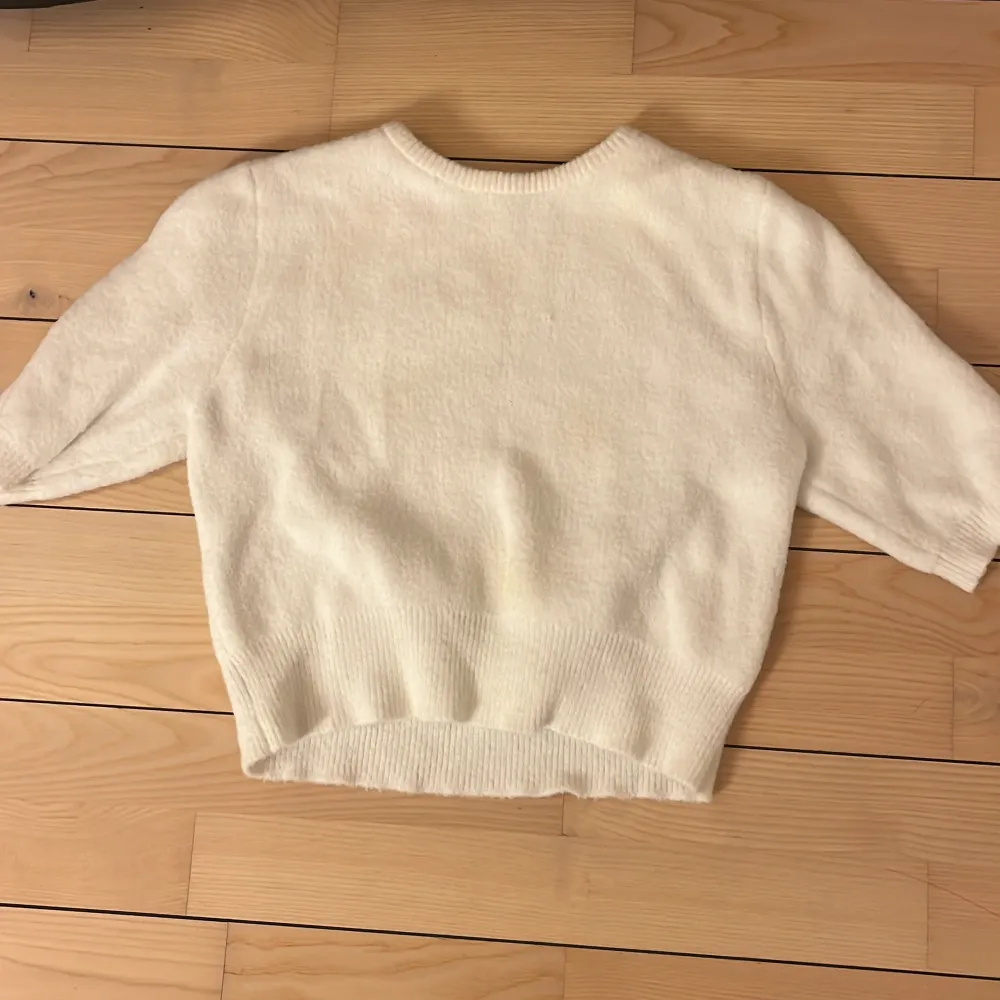 Jättefin och skön fluffig t shirt från zara, tröjan är använd fåtal gånger och är i bra skick. Storlek M men passar mig jättebra som bär S/Xs. Skicka prisförslag och fråga om fler bilder 💓. Tröjor & Koftor.