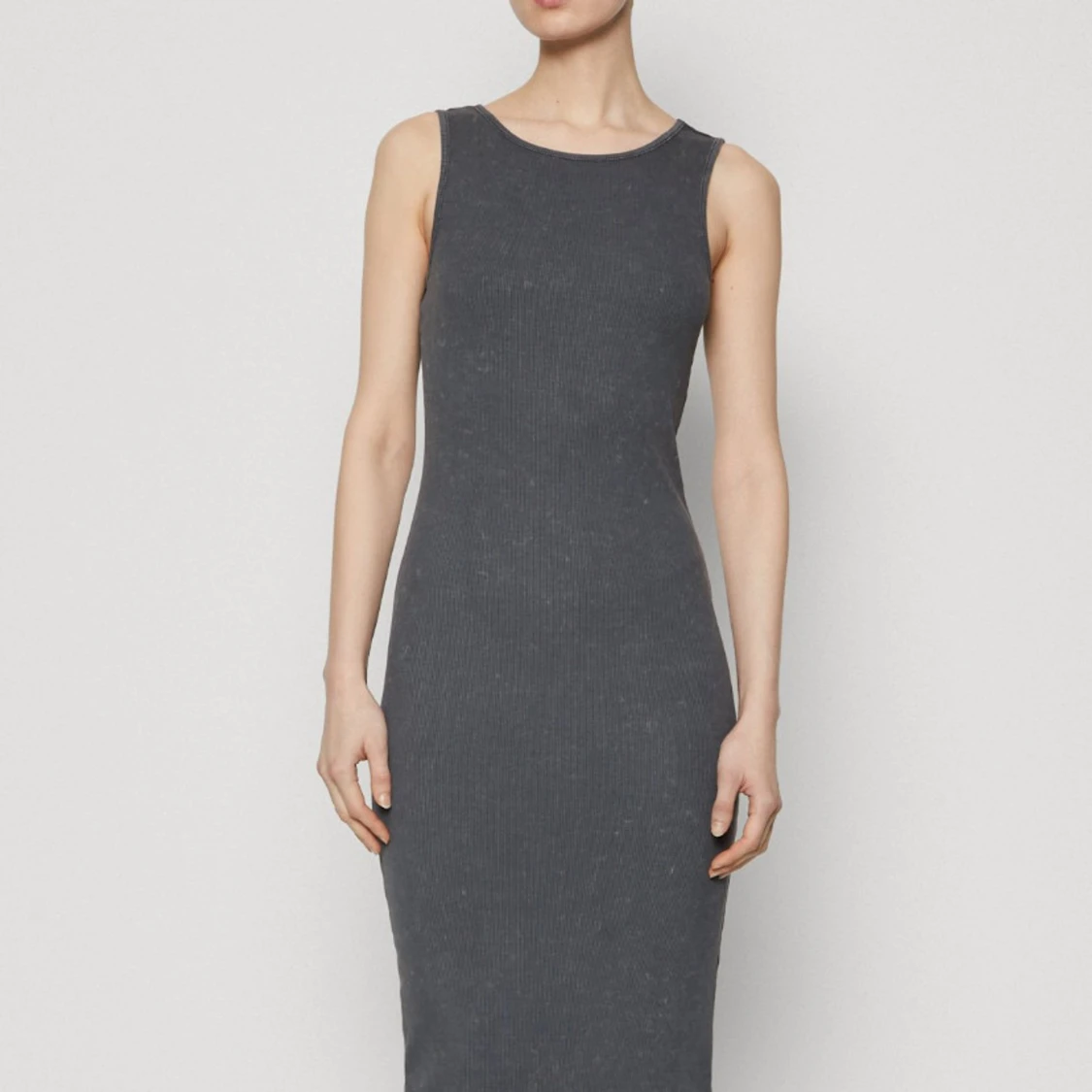 Mörkgrå ribbad klänning