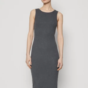 Mörkgrå ribbad klänning - Säljer en stilren mörkgrå ribbad klänning i storlek S. Klänningen är ärmlös och har en tight passform som framhäver figuren. Perfekt för både vardag och festliga tillfällen. Materialet är mjukt och stretchigt för extra komfort.  , hittar inte den bilden som är riktigt från Zara 