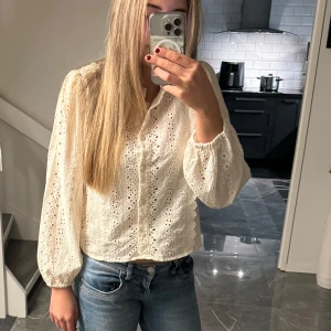 Blus från Zara  - Säljer denna fina blus för att den tyvärr blivit för liten. Blusen är i välldigt bra skick bara använd ett fåtal gånger💕köparen står för frakt