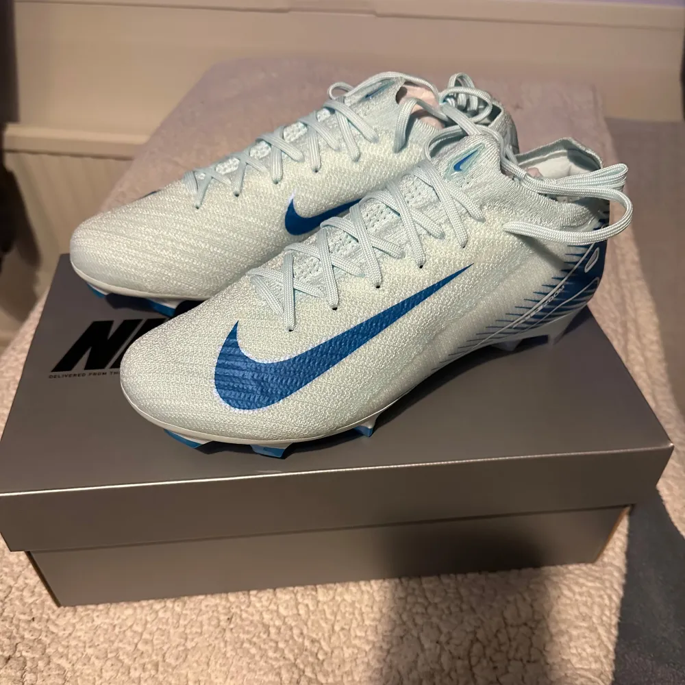 HELT NYA oanvända Nike zoom mercurial Vapor 16 Elite FG fotbollsskor i storlek 41. Kommer med allting, originalbox, skopåse papper osv allt som från butiken . Skor.