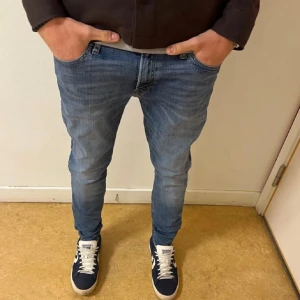 Blå jeans i bra skick - Säljer ett par snygga blå jeans i bra skick. Jeansen är ifrån Jack & Jones o är as bra passform. As sköna överlag! 