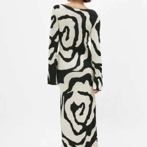 Svartvit långklänning med mönster från NA-KD - Långklänning i svart och vitt med abstrakt mönster. Klänningen har långa ärmar och en figurnära passform. Perfekt för höst- och vinter. Jag är ca 180 lång och den passar bra. Oanvänd.