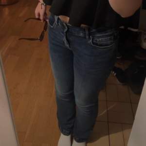 Säljer ett par blå jeans i bra skick. De har en normal passform och är midwaist. Perfekta för både höst och vår! 🌀