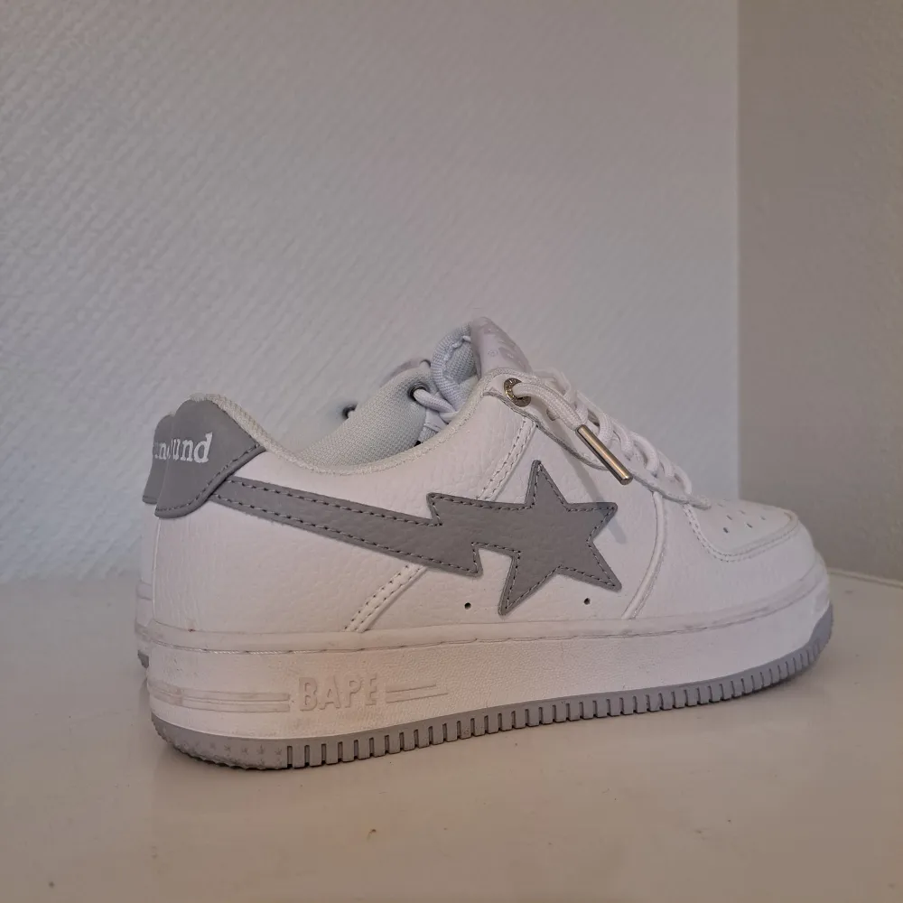 Säljer ett par vita sneakers från JJJJound x Bape i bra skick. Lätt att matcha till nästan allt skorna i ganska bra skick och dom kommer inte till användning längre för att dom inte passar. Skriv vid funderingar priset ej hugget i sten (r#ps). Skor.