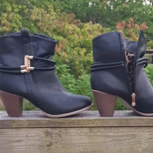 Boots - Snygga svarta boots med leopardmönstrad insida från Little Karin. De har en bekväm klack och en dekorativ dragkedja på sidan. Perfekta för höst och vår, med en stilren design som passar både till vardags och fest.