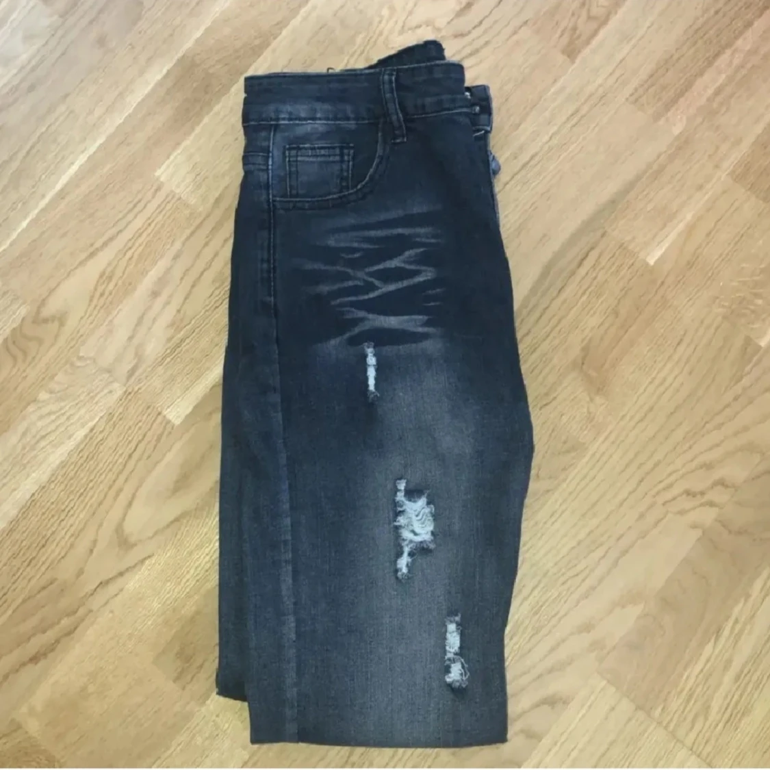 Svarta jeans med slitningar - 91